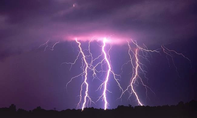 Κεραυνός μετέτρεψε σε… βόμβα τον λέβητα σπιτιού στην Κοζάνη -Τους το έκανε… καλοκαιρινό (βίντεο)